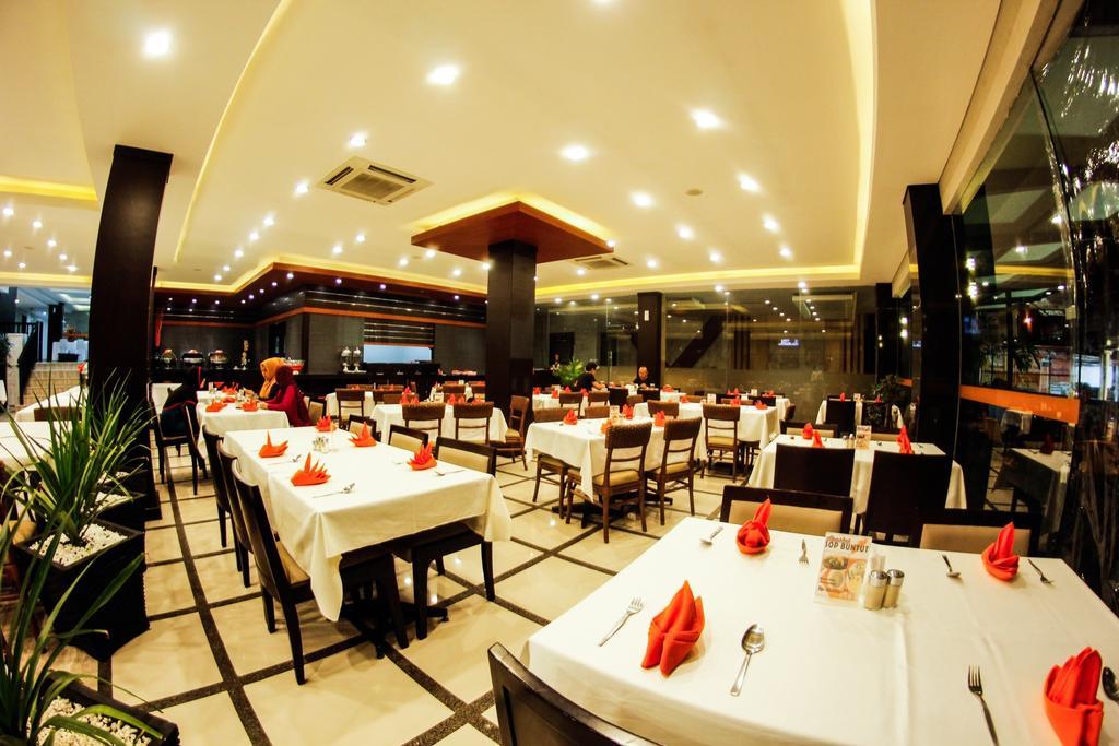 Alpha Hotel Pekanbaru Extérieur photo