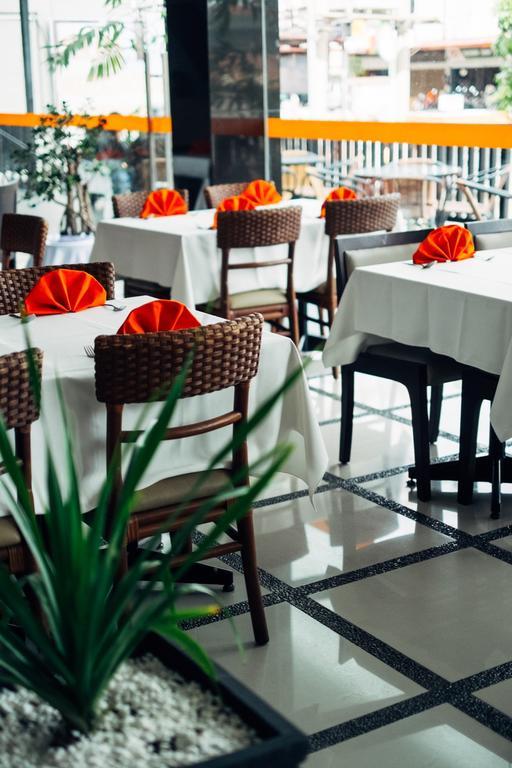 Alpha Hotel Pekanbaru Extérieur photo